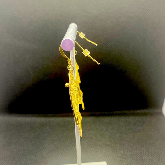 🔴 Gold Tone Fish Earrings - Picture 3 of 4